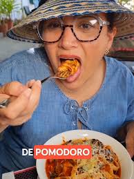 Leo Cinque tal vez no imaginó que esos domingos familiares ayudando a su  mamá a preparar las recetas de su comida italiana le servirían en un futuro  para deleitar paladares en su trattoria. Hace año y ...