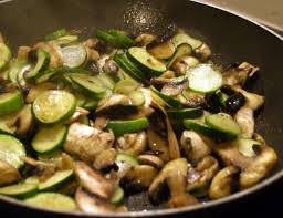 Recette De Poelee De Courgettes Et Champignons Recette Courgette Champignon Recette Champignon Frais Poelee De Courgettes
