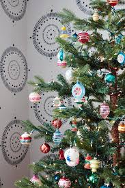 19 Vintage Christmas Decor Ideas That Are Giving Us Major Holiday Nostalgia Christmas Tree Themes Retro Christmas Decorations Vintage Christmas Tree