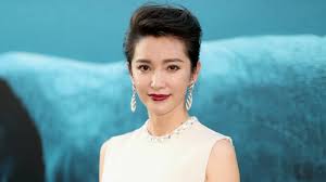 Actress li bingbing wrote herself a motto at age 16: Li Bingbing Chose A Lebanese Designer For The Meg Premiere