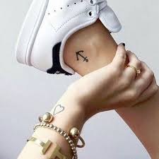 Raus Aus Den Stiefeln Wir Zeigen Euch Die Schonsten Fuss Tattoos Cute Little Tattoos Foot Tattoos Little Tattoos