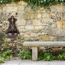 Der wandbrunnen wertet die umgebung gestalterisch auf und bringt so auch praktischen nutzen mit sich. Relaxdays Wandbrunnen Antik Brunnen Kaufland De