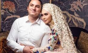 Seorang gadis ukraine ini pernah dikaitkan dengan pelakon zul ariffin, tahun lepas apabila kantoi beberapa foto mereka bercuti bersama di phuket. Escabytes Bytes Of News