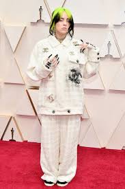Welcome to a new billie eilish era! Billie Eilish Kam Zu Den Oscars 2020 In Baggypants Und Sneakern Von Chanel Vogue Germany