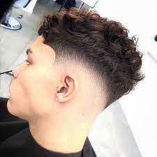 26 neue trendige gewellte frisuren fur manner rasiert seite frisuren lockige frisuren haar styling produkte