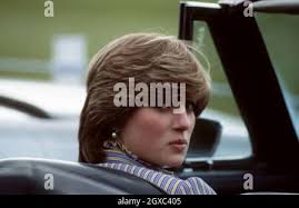 LADY DIANA SPENCER AVEC SON FUTUR MARI CHARLES, LE PRINCE DE GALLES, LORS  D'UNE VISITE AU CHESHIRE REGIMENT À TIDWORTH Photo Stock
