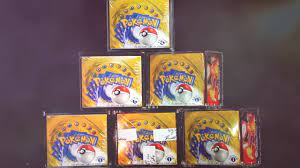 Logan paul holding his recently purchased charizard card. Youtuber Logan Paul Kauft Pokemon Karten Fur 2 Mio