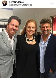 He completed his vocal studies there at the local music academy, in addition to which he. Jonas Kaufmann Istanbul Facebook