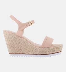 Les sandales compensées en suédine roses pâles sont composées d'un long lacet afin de le disposer autour de votre mollet. Sandales Roses Un Large Choix De Chaussures Femme Galeries Lafayette