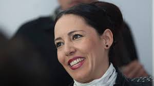 Stephanie salas was born into one of the most famous showbiz families in all of mexico. Stephanie Salas Lanza Indirecta A La Serie De Luis Miguel El Sol Uno Tv