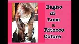 Per ravvivare il colore senza una tinta aggressiva o semplicemente per rendere più luminosi i riflessi c'è il bagno di colore, un trattamento senza ammoniaca ideale anche per nutrire le chiome più secche e sfibrate. Come Faccio Il Bagno Di Luce E Il Ritocco Colore Youtube