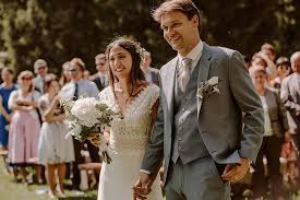 Im übertragenen sinn bezeichnet der begriff auch die erscheinung von tieren zur balzzeit. Die Landhochzeit Von Marianne Und Raphael Flamenco Brautmoden
