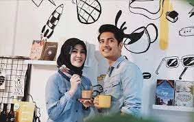 Melansir dari kanal youtube kh infotainment, pada sabtu (14/8/2021) sebagai mantan suami, zikri daulay berikan tanggapan mengenai pernikahan dari mantan istri dan temannya tersebut. Putuskan Nikah Muda Begini Potret Kedekatan Pesinetron Zikri Daulay Bareng Calon Istri