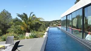 Dans Cette Villa De Bandol La Piscine Aquarium Assure Le Spectacle