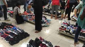 Sport station | sport station was founded on the principle of providing a vast array of tailgate gear, sports collectibles, apparel, and novelty gifts at a fair price. Sepatu Yang Didiskon Stok Lama Pembeli Di Lotus Thamrin Kecewa