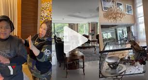 Mampukah dsv menyelesaikan tugasan harian di #thehousemy?saksikan the house dsv. Video Ada 11 Bilik Tidur Bilik Karaoke Lif Cik B Buat House Tour Netizen Kagum Besarnya Rumah Dsv Yoy Network