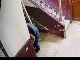 وأظهر الفيديو قيام المتحرش باستدراج طفلة صغيرة في أحد مداخل العقارات بالطابق الأرضي واصطحابها بجوار سلم العقار وبدأ. Dtqwui8vi0sw6m