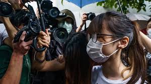 Çin'in hong kong özel i̇dare bölgesi'nde yasa dışı toplanmaktan hapis cezasına çarptırılan demokrasi yanlısı aktivist 24 yaşındaki agnes chow, serbest bırakıldı. Izfhl1exopqwtm
