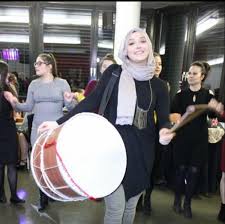 Gerçek adı hümeyra akbay olan hümeyra söz yazarı, müzisyen, oyuncu ve türk bestecidir. Dj Humeyra Home Facebook