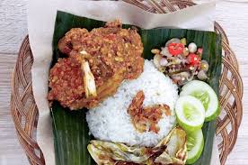 Bahan bumbu sambal matah ayam geprek · 1 siung bawang putih, geprek lalu iris · 10 siung bawang merah, iris tipis · 1 sdt terasi · 3 batang serai, iris tipis · 5 . Makan Siang Dengan Ayam Geprek Sambal Matah Emang Paling Enak