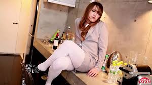 TgirljaPAN - sora spogliarello sul suo vestito da ufficio e gioca