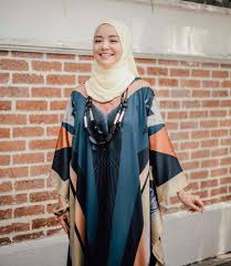 Kalau untuk urusan seksi, iyalah, sama seperti mama, mbak juga nggak terlalu memperhatikan pakaian bila di rumah, di depan aku juga tidak canggung untuk memakai daster atau baju tidur yang mini, juga kalau. Suara Viral Cantik Baju Raya Mira Filzah Facebook