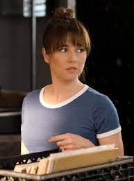 Everyone Is Obsessed With Linda Cardellini In Dead To Me Dead To Me Linda Actress Hairstyles