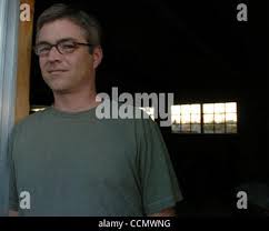 Scott Haeger, che sta lanciando una campagna contro una tassa per il mese  di novembre il turno di scrutinio e le sue due figlie (l a r) Isabela, 9, e  Maquela, 12,