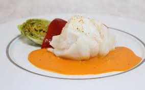 Recette De Cabillaud Poche Coulis De Piquillos Par Alain Ducasse Piquillos Alimentation Oeuf Benedicte