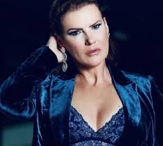 Elma aveiro is a well known instagram star. Depois Dos Golos Elma Aveiro Ataca Criticos De Cristiano Ronaldo E Esta Velhinho Celebridades Flash