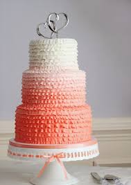 Ombre Hochzeitstorte Mehrstockig In Pastelligen Farben Mit Kronenden Herzen Kuchen Ideen Hochzeitstorte Herzhafte Kuchen