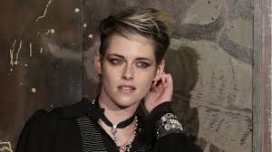 La primera foto de kristen stewart en el papel de la princesa diana asombró a los internautas por el parecido entre la actriz y la fallecida miembro de la familia real británica. La Increible Transformacion De Kristen Stewart En Lady Di