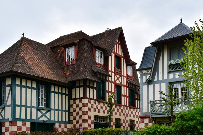 Tudor Architecture Style: Key Elements and Modern Twists |  ArchitectureCourses.org