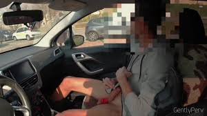 ช่วยตัวเองบนรถ สาววัยกลางคนใช้นิ้ว