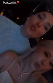 朴彩英与神奇女侠盖尔加朵合照亲密贴脸自拍_新浪图片