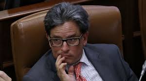 Una ong de transparencia obtuvo por derecho de petición una lista de los 69 regalos que alberto carrasquilla ha recibido en el ministerio de hacienda. Cxywr C5fw1u5m