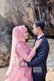 Contoh prewedding indoor muslim undangan souvenir foto gedung. 17 Foto Prewedding Muslim Hijab Outdoor Romantis Lokasi Di Pantai Jogja Emi Adam Di Pantai Foto Pengantin Foto Perkawinan