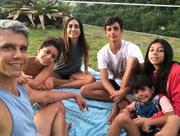Márcio started his career at mtv, but in 1994 he moved to rede globo. Marcio Garcia Posa Com A Mulher E Os Filhos Em Quarentena Pelo Bem De Todos Quem Quem News