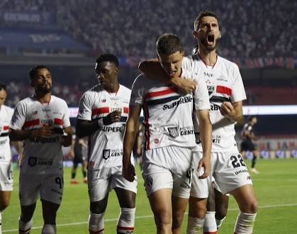 S&atilde;o Paulo vence o RB Bragantino e encerra jejum de dez jogos no Brasileiro | CNN Brasil