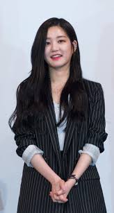 She was born in 1990s, in millennials generation. Lee Yu Bi ì´ìœ ë¹„ Steemit
