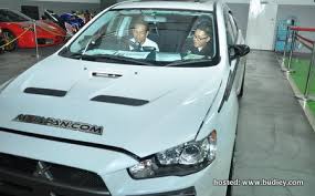 Pelakon, penyanyi dan pelawak, zizan razak kini dikatakan dapat merealisasikan impian untuk membuka sebuah bengkel dan sebagai langkah sebenarnya zizan memang minat dalam dunia permotoran, automotif, kereta dan motosikal. Zizan Razak Duta Produk Drive M7 Sensasi Selebriti