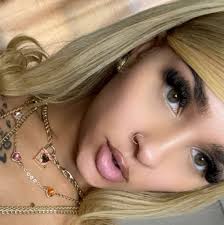 looking at this old flick and it feels like a past life. i legitimately  don't recognize that girl.