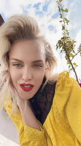 The buzz be buzzing… 🐝 💋🔪🍯 Listen to my latest drop, “Stinger” now!  Link in bio duhhhh