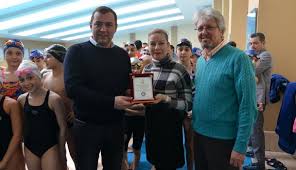 Tepebaşı belediyesi su sporları merkezi'nde devam eden kurslarla ilgili. Yuzuculere Tepebasi Destegi