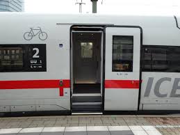 Die Tur Von Db Fernverkehr Ice4 412 009 Mit Fahrradabteil Am 16 12 17 In Mannheim Hbf Bahnbilder De