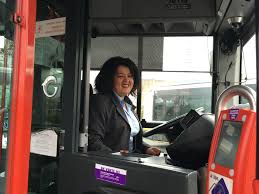 Le conducteur d'autobus passe sa journée au volant mais il est contraint de faire des pauses toutes les deux heures. Portrait D Un Collaborateur Transpole Jamila Conductrice De Bus Ilevia Magazine