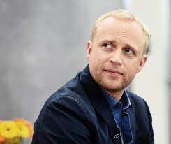 Er ist vor allem bekannt für seinen geschmackvollen fashionsense und sein stilsicheres auftreten. Piotr Adamczyk Zostal Pobity Aktor Pokazal Zdjecie Zmasakrowanej Twarzy Super Express Wiadomosci Polityka Sport