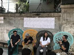 Efek rumah kaca is the first studio album by efek rumah kaca. Efek Rumah Kaca Ajak Nostalgia Masa Kecil Di Jalan Enam Tiga
