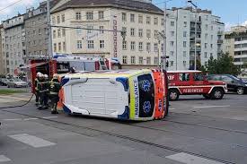 Wien Rettungsauto Bei Unfall Umgesturzt Mehrere Verletzte Regionews At Wien Unfall Autos