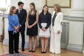 May 30, 2021 · κάποια στιγμή, μάλιστα, όταν η ταλούλα έφυγε από ένα δωμάτιο όπου βρισκόταν η κόρη του τζέραλντ, η 15χρονη δάφνη, εκείνη γύρισε στον πατέρα της και είπε: Sofia Kwnstantinos Dafnh Ta Paidia Toy Mhtsotakh Sthn Orkwmosia Ta Phgadakia H Sygkinhsh Kai Ta Gyalia Hlioy Eikones Ellada Iefimerida Gr